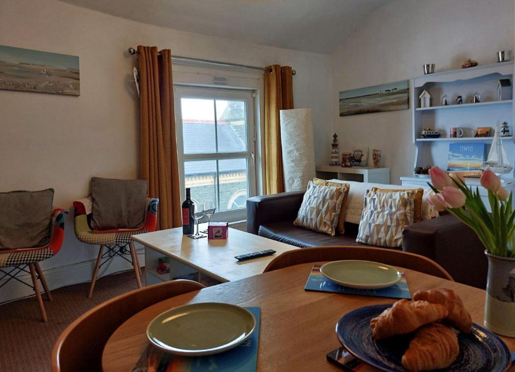 Salt Marsh Apartment Tywyn Exterior foto